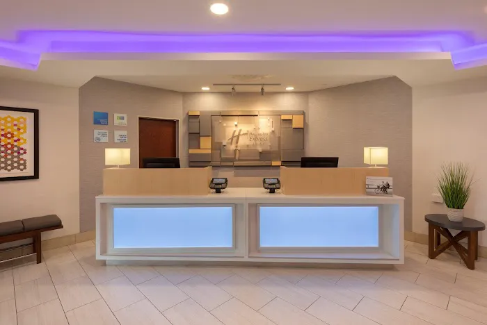 Holiday Inn Express & Suites Bradley Airport by IHG 4