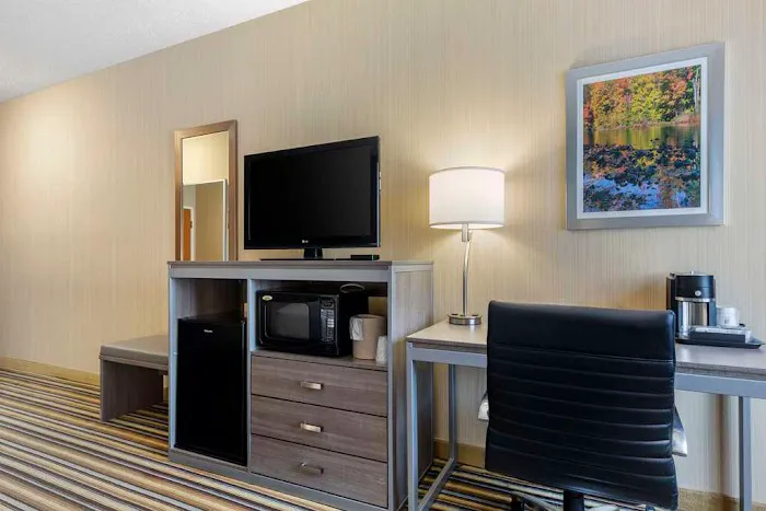 Best Western Plus New England Inn & Suites 4