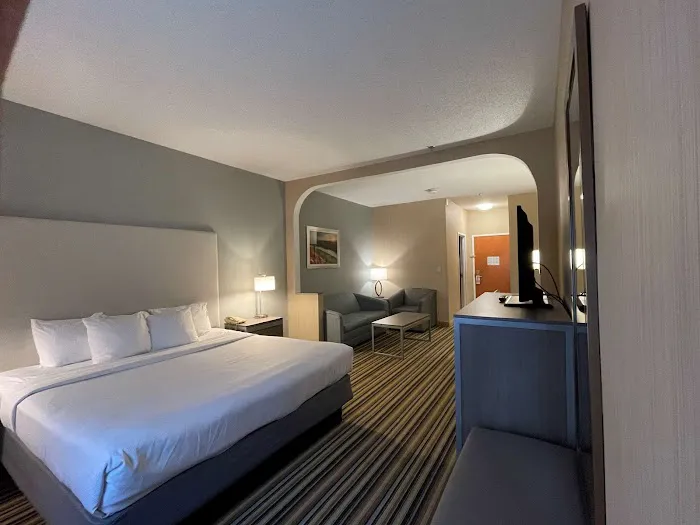 Best Western Plus New England Inn & Suites 4