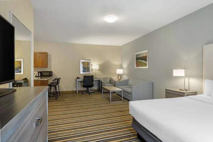 Best Western Plus New England Inn & Suites 4