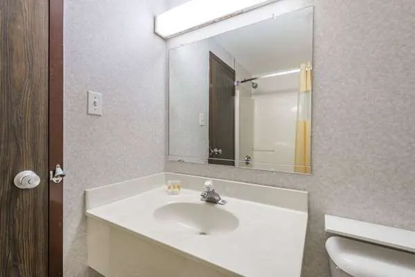 Days Inn by Wyndham Berlin Meriden 4