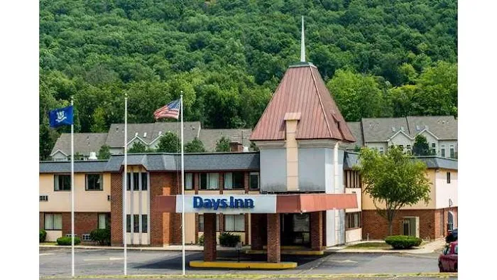 Days Inn by Wyndham Berlin Meriden 4