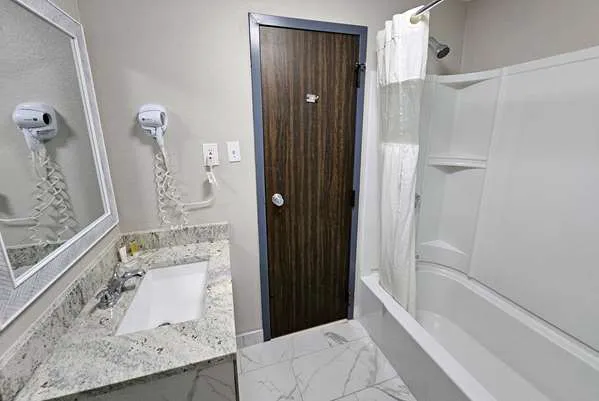 Days Inn by Wyndham Berlin Meriden 4