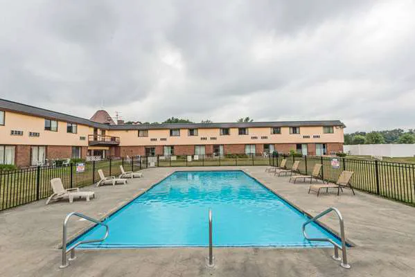 Days Inn by Wyndham Berlin Meriden 4
