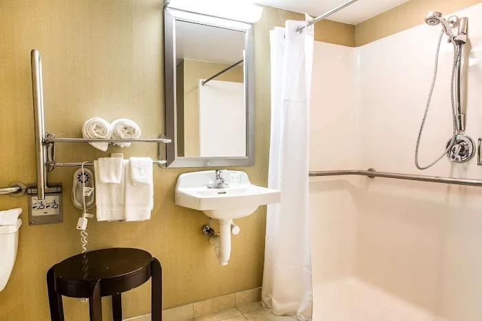 Comfort Inn & Suites 4