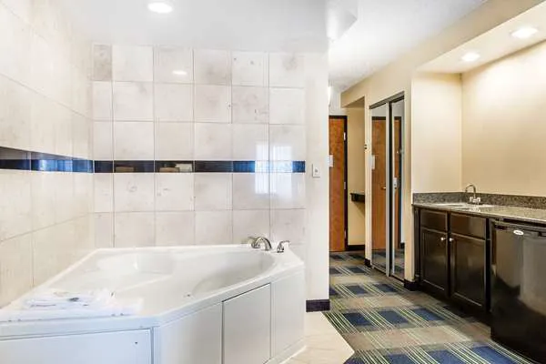 Comfort Inn & Suites 4