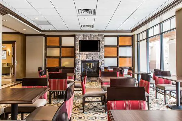 Comfort Inn & Suites 4