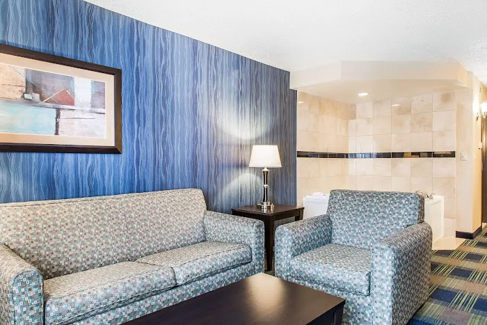 Comfort Inn & Suites 4