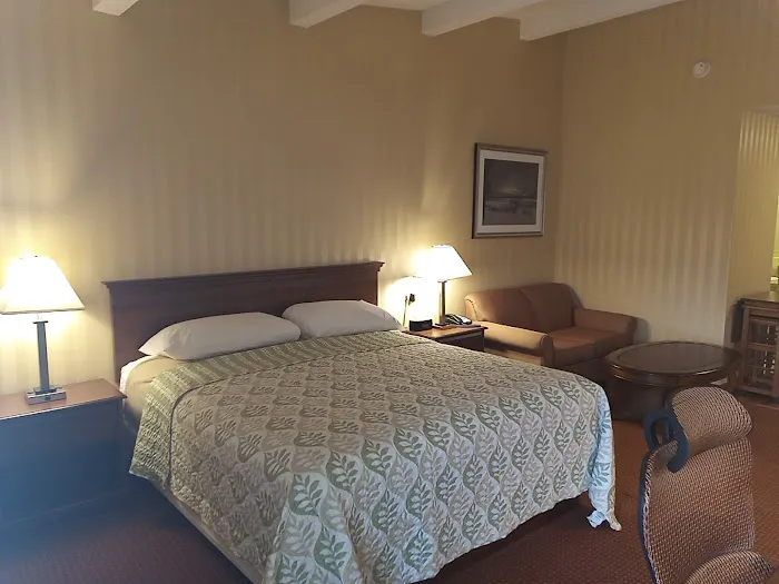 HomeSpring Inn & Studios 4