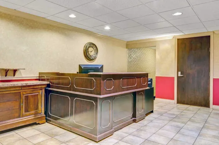 HomeSpring Inn & Studios 4