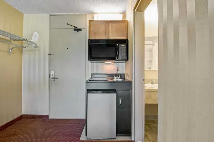 HomeSpring Inn & Studios 4