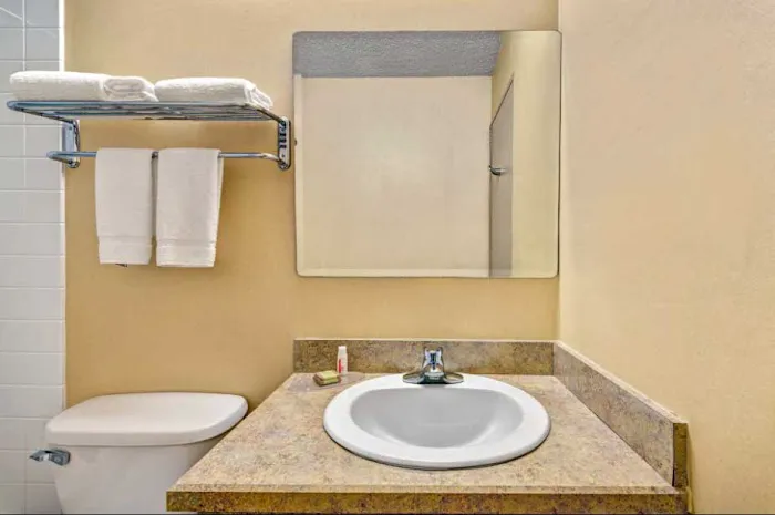 HomeSpring Inn & Studios 4