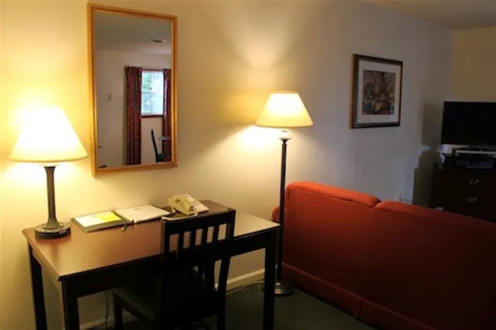 The Central Downtown Inn & Suites 4