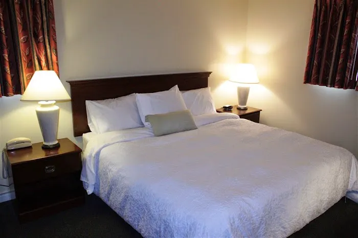The Central Downtown Inn & Suites 4
