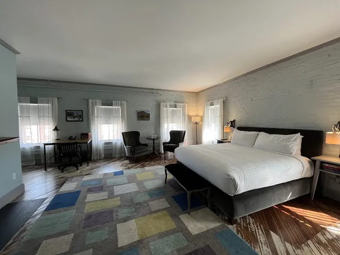 Hotel on North 4