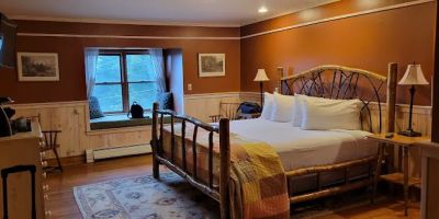 Friends Lake Inn