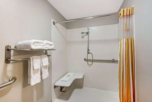 La Quinta Inn & Suites by Wyndham New Cumberland-Harrisburg 4