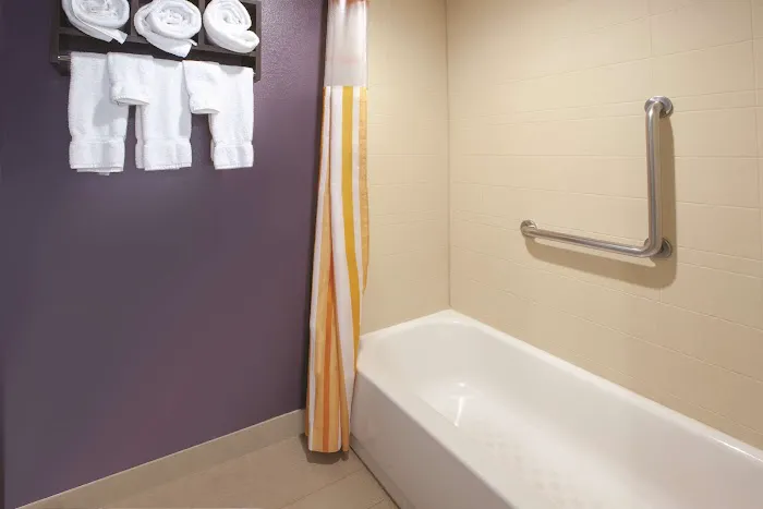 La Quinta Inn & Suites by Wyndham New Cumberland-Harrisburg 4