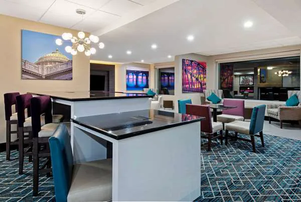 La Quinta Inn & Suites by Wyndham New Cumberland-Harrisburg 4