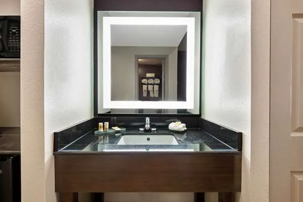 La Quinta Inn & Suites by Wyndham New Cumberland-Harrisburg 4