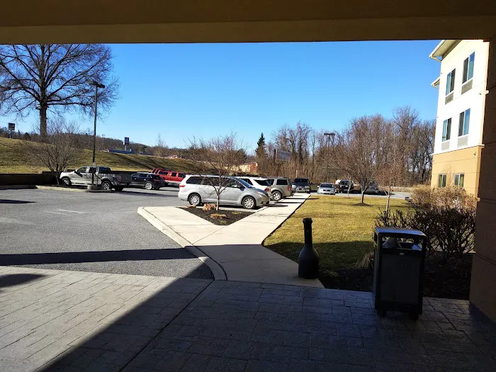 Fairfield Inn & Suites by Marriott Harrisburg West 4