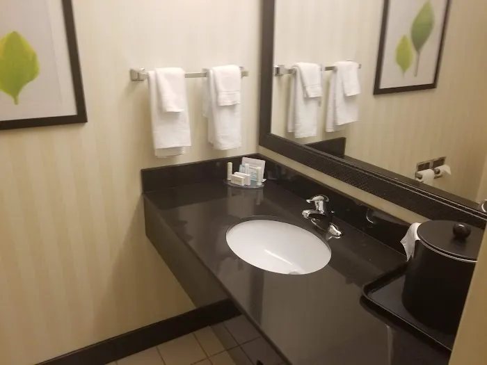 Fairfield Inn & Suites by Marriott Harrisburg West 4