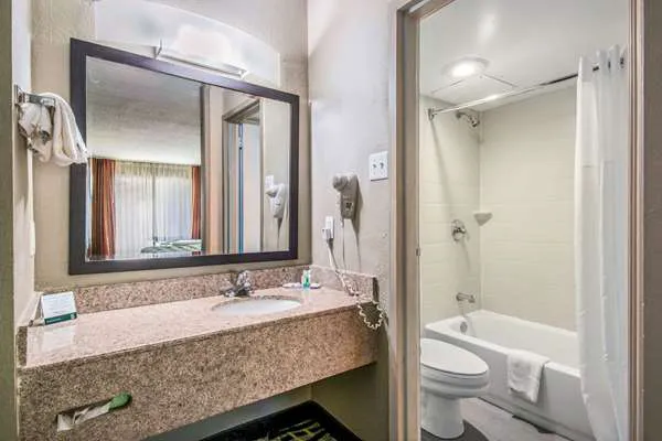 Quality Inn & Suites 4
