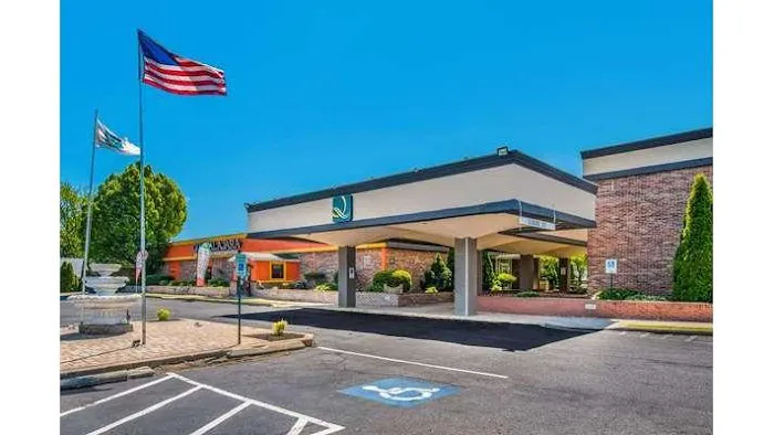 Quality Inn & Suites 4