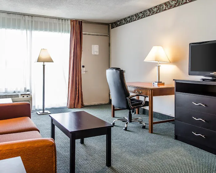 Quality Inn & Suites 4
