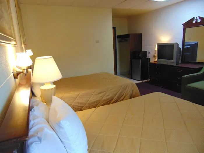 Red Carpet Inn Duncannon, PA 4