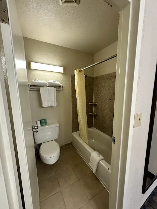Rodeway Inn & Suites 4