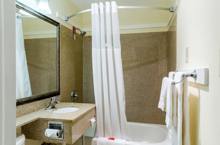 Econo Lodge 4