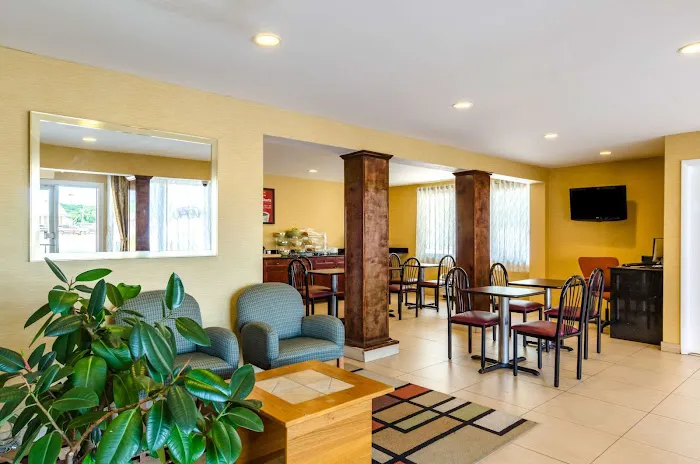 Econo Lodge 4