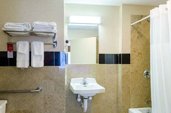 Econo Lodge 4