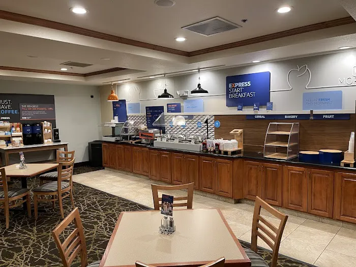 Holiday Inn Express Syracuse-Fairgrounds, an IHG Hotel 4