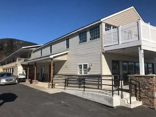 Howard Johnson by Wyndham Lake George 4