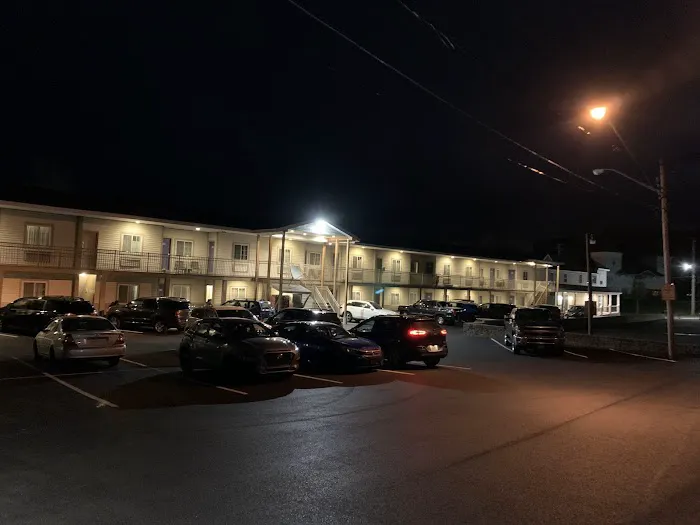 Howard Johnson by Wyndham Lake George 4