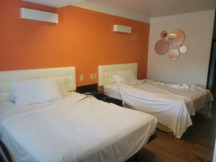 Howard Johnson by Wyndham Lake George 4
