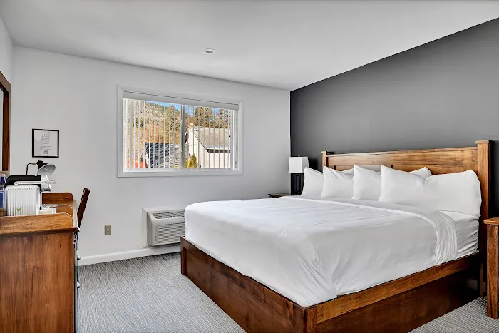 The Inn of Lake George 4