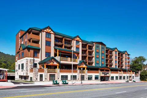 Courtyard Lake George 4
