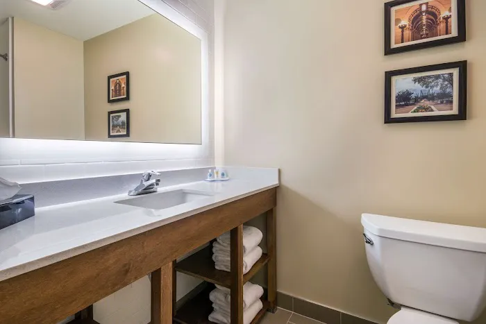 Comfort Inn & Suites Harrisburg - Hershey West 4