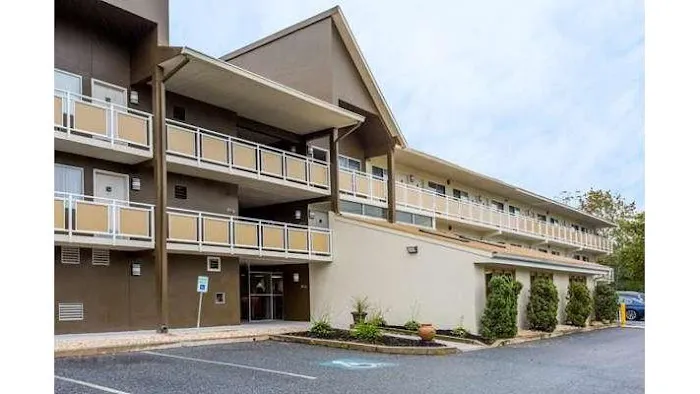Days Inn by Wyndham Harrisburg North 4