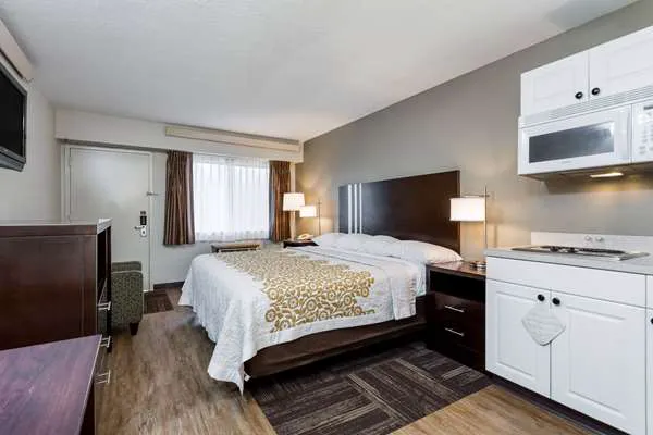 Days Inn by Wyndham Harrisburg North 4