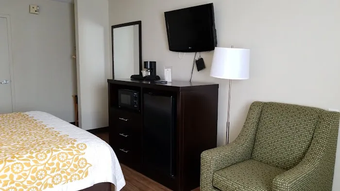 Days Inn by Wyndham Harrisburg North 4
