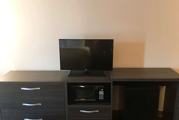Econo Lodge 4