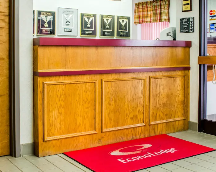 Econo Lodge 4