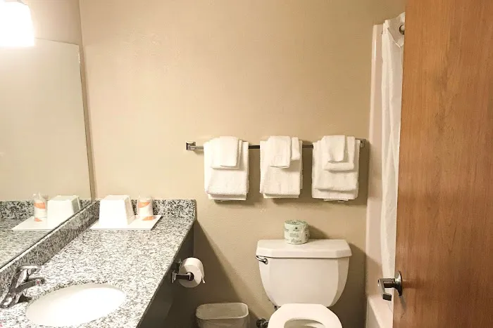 Econo Lodge 4
