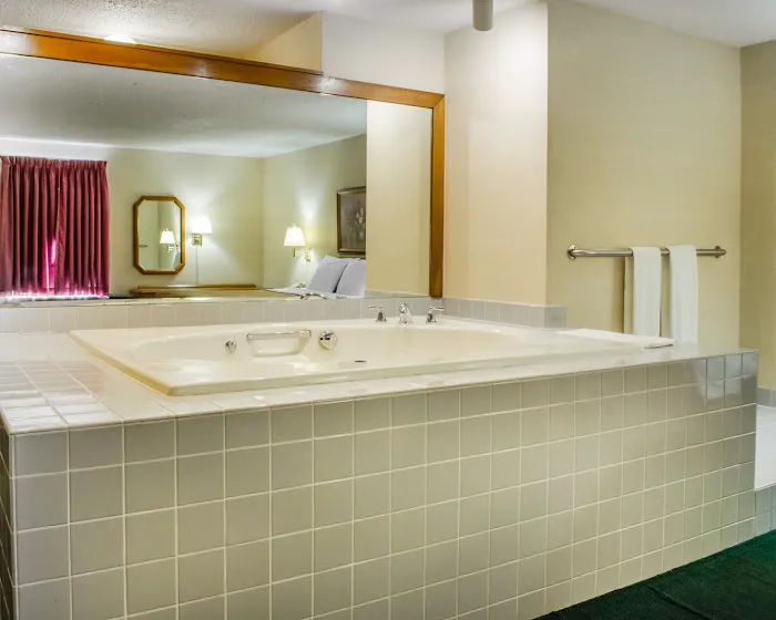 Econo Lodge 4