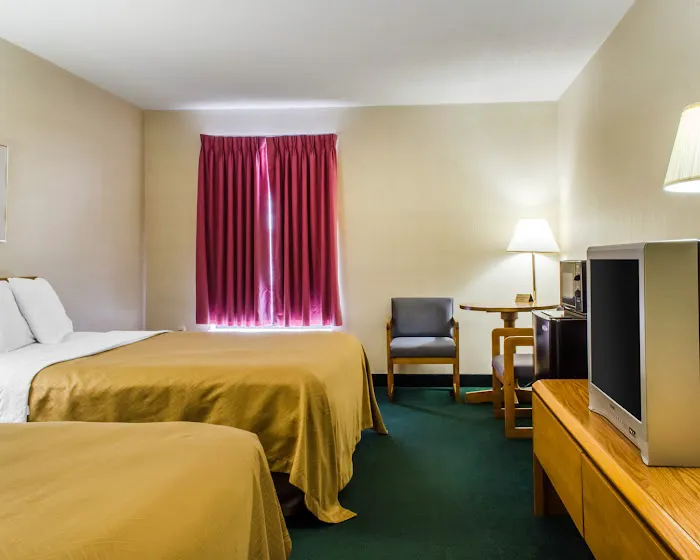 Econo Lodge 4