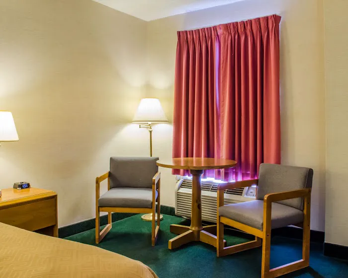 Econo Lodge 4